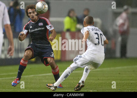 31. März 2012 - Carson, Kalifornien, USA - Los Angeles Galaxy Mittelfeldspieler Paolo Cardozo #30 und New England Revolution Verteidiger Kevin Alston #30 in Aktion während der Major League Soccer-Spiel zwischen den New England Revolution und die Los Angeles Galaxy im Home Depot Center. Die Revolution ging an Stockfoto