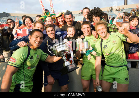 Australien-Spieler feiern mit den Fans nach dem Gewinn der Rugby-7 s World Series in Tokio am 1. April 2012. In der letzten 28-26 schlagen Australien Samoa.  Fotograf: Robert Gilhooly Stockfoto