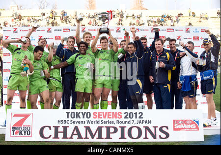 Australien-Spielern und Mitarbeitern feiern nach dem Gewinn der Rugby-7 s World Series in Tokio am 1. April 2012. In der letzten 28-26 schlagen Australien Samoa.  Fotograf: Robert Gilhooly Stockfoto