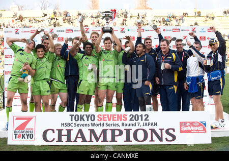 Australien-Spielern und Mitarbeitern feiern nach dem Gewinn der Rugby-7 s World Series in Tokio am 1. April 2012. In der letzten 28-26 schlagen Australien Samoa.  Fotograf: Robert Gilhooly Stockfoto