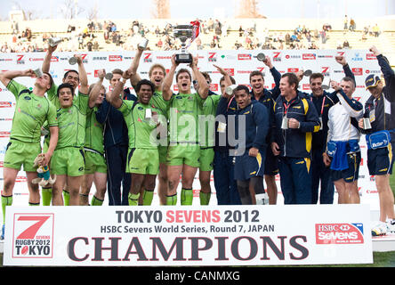 Australien-Spielern und Mitarbeitern feiern nach dem Gewinn der Rugby-7 s World Series in Tokio am 1. April 2012. In der letzten 28-26 schlagen Australien Samoa.  Fotograf: Robert Gilhooly Stockfoto