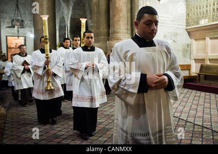 Christen feiern triumphalen Einzug Jesu in Jerusalem am Palmsonntag in der Kirche des Heiligen Grabes.   Jerusalem, Israel. 1. April 2012. Stockfoto