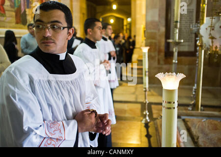 Die Führer der Kirche warten auf die Ankunft des lateinischen Patriarchen von Jerusalem, Erzbischof Fouad Twal, an der Kirche von der Grabeskirche, wie Christen triumphalen Einzug Jesu in Jerusalem am Palmsonntag feiern. Jerusalem, Israel. 1. April 2012. Stockfoto