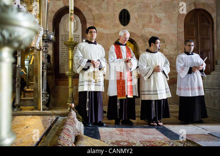 Die Führer der Kirche warten auf die Ankunft des lateinischen Patriarchen von Jerusalem, Erzbischof Fouad Twal, an der Kirche von der Grabeskirche, wie Christen triumphalen Einzug Jesu in Jerusalem am Palmsonntag feiern. Jerusalem, Israel. 1. April 2012. Stockfoto