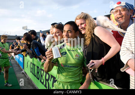 Australiens Jordan Tuapou feiern mit Fans, wie er und andere Spieler eine Ehrenrunde nach dem Sieg der 7 s Rugby-Weltmeisterschaft in Tokio am 1. April 2012. Australien schlagen Samoa 28-26 im Finale.  Fotograf: Robert Gilhooly Stockfoto