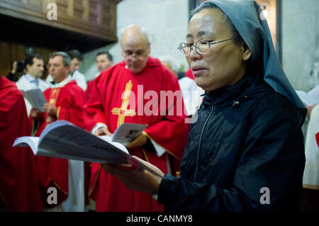 Eine Nonne singt "Hosanna dem Sohn Davids", wie Christen triumphalen Einzug Jesu in Jerusalem am Palmsonntag in der Kirche des Heiligen Grabes feiern.   Jerusalem, Israel. 1. April 2012. Stockfoto