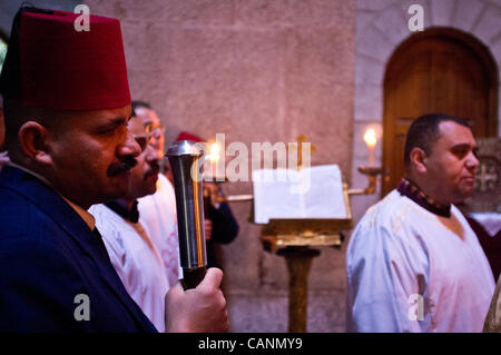 Christen feiern triumphalen Einzug Jesu in Jerusalem am Palmsonntag in der Kirche des Heiligen Grab führen durch den lateinischen Patriarchen von Jerusalem, Erzbischof Fouad Twal und Kirchenführer.  Jerusalem, Israel. 1. April 2012. Stockfoto
