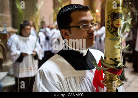 Christen feiern triumphalen Einzug Jesu in Jerusalem am Palmsonntag in der Kirche des Heiligen Grab führen durch den lateinischen Patriarchen von Jerusalem, Erzbischof Fouad Twal und Kirchenführer.  Jerusalem, Israel. 1. April 2012. Stockfoto