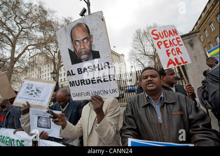 Ein Protest im Namen der Nuba Menschen auffordern, Intervention der britischen Regierung, gegen die Menschenrechtsverletzungen im Sudan und in Darfur zu schützen und die Verantwortlichen für die Ermordung von Awadiya Aajabna vor Gericht zu bringen. Gegenüber Downing St, Whitehall, London, UK, 31. März 2012. Stockfoto