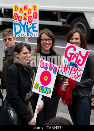 Die London Dyke beginnt März in Soho Square und Köpfe nach Waterloo. Es zielte darauf ab, die Sichtbarkeit zu erhöhen und Deiche, Lesben, Schwule, Bisexuelle, Transfrauen und Genderqueers enthalten.  London, UK, 31. März 2012. Stockfoto