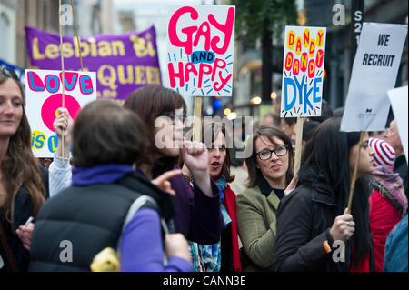 Die London Dyke beginnt März in Soho Square und Köpfe nach Waterloo. Es zielte darauf ab, die Sichtbarkeit zu erhöhen und Deiche, Lesben, Schwule, Bisexuelle, Transfrauen und Genderqueers enthalten.  London, UK, 31. März 2012. Stockfoto