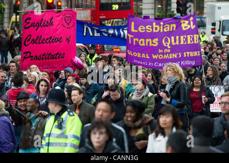 Die London Dyke beginnt März in Soho Square und Köpfe nach Waterloo. Es zielte darauf ab, die Sichtbarkeit zu erhöhen und Deiche, Lesben, Schwule, Bisexuelle, Transfrauen und Genderqueers enthalten.  London, UK, 31. März 2012. Stockfoto