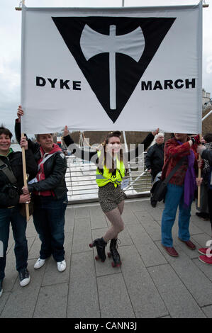 Die London Dyke beginnt März in Soho Square und Köpfe nach Waterloo. Es zielte darauf ab, die Sichtbarkeit zu erhöhen und Deiche, Lesben, Schwule, Bisexuelle, Transfrauen und Genderqueers enthalten.  London, UK, 31. März 2012. Stockfoto