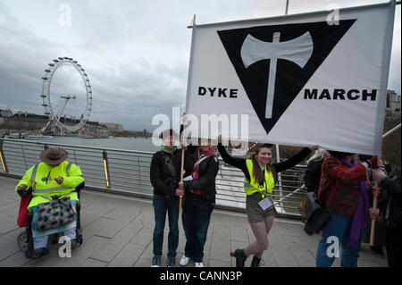 Die London Dyke beginnt März in Soho Square und Köpfe nach Waterloo. Es zielte darauf ab, die Sichtbarkeit zu erhöhen und Deiche, Lesben, Schwule, Bisexuelle, Transfrauen und Genderqueers enthalten.  London, UK, 31. März 2012. Stockfoto