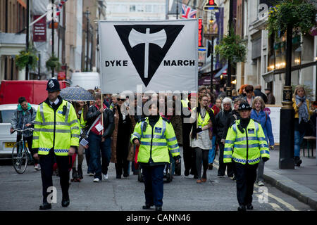 Die London Dyke beginnt März in Soho Square und Köpfe nach Waterloo. Es zielte darauf ab, die Sichtbarkeit zu erhöhen und Deiche, Lesben, Schwule, Bisexuelle, Transfrauen und Genderqueers enthalten.  London, UK, 31. März 2012. Stockfoto