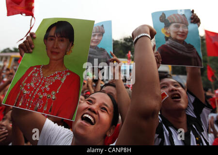 Leute feiern am Sitz der Nationalliga für Demokratie, winken Plakate der Demokratie Symbol Aung San Suu Kyi in Yangon, 1. April 2012. Stockfoto