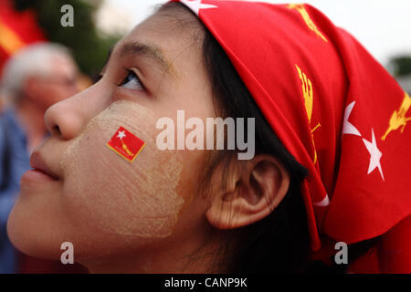 Leute feiern am Sitz der Nationalliga für Demokratie in Yangon, 1. April 2012. Stockfoto