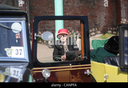 Brighton, UK. 1. April 2012. Eigentümer teilnehmen an den Austin 7 Auto laufen die auf Brighton Seafront heute fertig Stockfoto