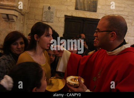 2. April 2012 - Bethlehem, West Bank, besetzten palästinensischen Gebiet - Palästinenser katholische besuchen ein Palmsonntag in einer Kirche '' Geburt '' in Bethlehem im Westjordanland, Sonntag, 1. April 2012. Am Palmsonntag erinnert an Jesu Christi triumphalen Einzug in Jerusalem als seine Nachfolger Palm BH gelegt Stockfoto