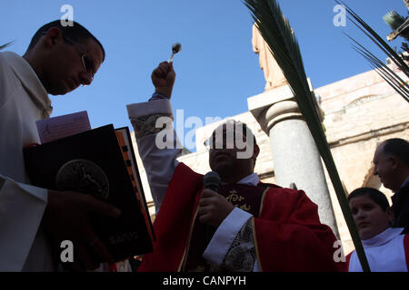 2. April 2012 - Bethlehem, West Bank, besetzten palästinensischen Gebiet - Palästinenser katholische besuchen ein Palmsonntag in einer Kirche '' Geburt '' in Bethlehem im Westjordanland, Sonntag, 1. April 2012. Am Palmsonntag erinnert an Jesu Christi triumphalen Einzug in Jerusalem als seine Nachfolger Palm BH gelegt Stockfoto