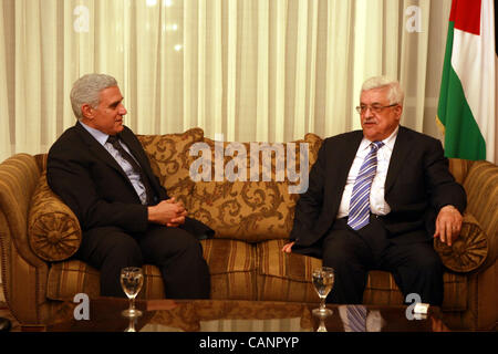 7. Dezember 2007 trifft - Kairo, Ägypten - Palästinenserpräsident Mahmoud Abbas (Abu Mazen) mit Minister Mourad Mowafi in Ägyptens Hauptstadt Kairo, am 1. April 2012.  Foto von Thaer Ganaim (Kredit-Bild: © Thaer Ganaim Apaimages/APA Images/ZUMAPRESS.com) Stockfoto