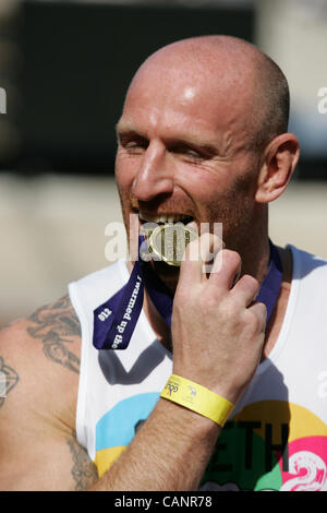 London, UK, 01/04/2012: Gareth Thomas am des Gold Olympia Stadion Challenge statt im Olympia-Park in Stratford im Lon Stockfoto