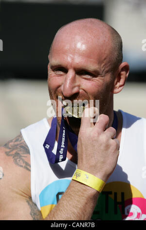 London, UK, 01/04/2012: Gareth Thomas am des Gold Olympia Stadion Challenge statt im Olympia-Park in Stratford im Lon Stockfoto