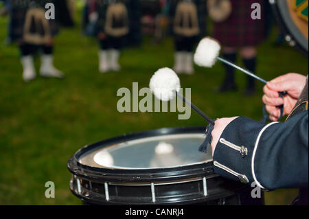 Schlagzeuger Schlagzeug, Nahaufnahme von Händen, in Boston gälische Feuerwehr Pipes and Drums, bei Fund-Raiser für Feuerwehrmann Ray Pfeifer - Kampf gegen Krebs nach Monaten der Bergungsarbeiten auf Ground Zero nach 9/11 Angriff - auf 31. März 2012, am East Meadow Feuerwehrleute Benevolent Hall, New York, USA. Stockfoto