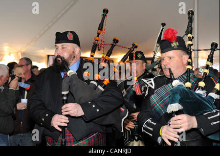 Dudelsackpfeifer bezahlen Dudelsack in Boston gälische Feuerwehr Pipes and Drums, bei Fund-Raiser für Feuerwehrmann Ray Pfeifer - Kampf gegen Krebs nach Monaten der Bergungsarbeiten auf Ground Zero nach 9/11 Angriff - auf 31. März 2012, am East Meadow Feuerwehrleute Benevolent Hall, New York, USA. Stockfoto