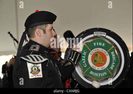 Schlagzeuger spielen in Boston gälische Feuerwehr Pipes and Drums, Schlagzeug bei Spendenaktion für Feuerwehrmann Ray Pfeifer - Kampf gegen Krebs nach Monaten der Bergungsarbeiten auf Ground Zero nach 9/11 Angriff - auf 31. März 2012, am East Meadow Feuerwehrleute Benevolent Hall, New York, USA. Stockfoto