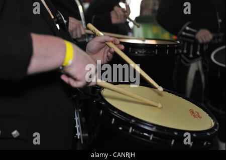 Schlagzeuger zahlenden Trommeln in Boston gälische Feuerwehr Pipes and Drums, bei Fund-Raiser für Feuerwehrmann Ray Pfeifer - Kampf gegen Krebs nach Monaten der Bergungsarbeiten auf Ground Zero nach 9/11 Angriff - auf 31. März 2012, am East Meadow Feuerwehrleute Benevolent Hall, New York, USA. Stockfoto