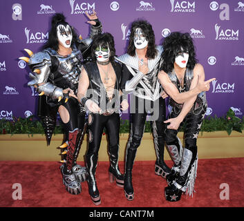 1. April 2012 - Las Vegas, Nevada; USA - Musiker GENE SIMMONS, PAUL STANLEY von der Band KISS kommt auf dem roten Teppich am 47. Annual Academy of Country Music Awards, die in der MGM Grand Hotel & Casino Grand Garden Arena stattfindet, ERIC SINGER und TOMMY THAYER in Las Vegas gelegen.  Kopie Stockfoto