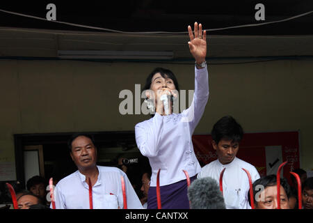 Demokratie-Symbol "Wellenlinien" Aung San Suu Kyi, Fans und Medien am Stammsitz in Yangon, 2. April 2012.  Suu Kyis Nationalliga für Demokratie (NLD) montiert ein Erdrutsch Wahl gewinnen in den historischen Wahlen in Myanmar gestern. Stockfoto