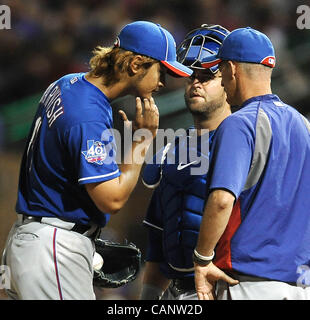 (L-R) Yu Darvish, Mike Napoli, Mike Maddux (Rangers), 30. März 2012 - MLB: Texas Rangers Krug Yu Darvish spricht mit Catcher Mike Napoli und pitching Coach Mike Maddux während ein Feder-Training-Spiel gegen die Colorado Rockies am Salt River Felder im Talking Stick in Scottsdale, Arizona, USA Stockfoto