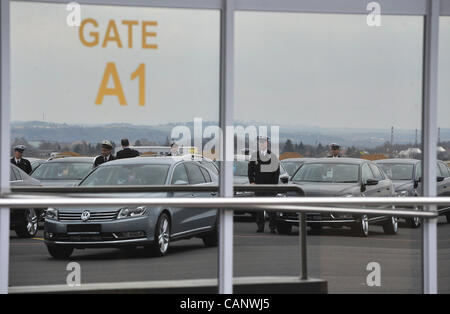 Polizei erhielt feierlich 20 neue Volkswagen Passat, die ermittelt, Securiuty des Straßenverkehrs in der Tschechischen Republik, am 2. April 2012 auf dem Flughafen in Mosnov (300 km östlich von Prag) zu überwachen. (Foto/Jaroslav Ozana CTK) Stockfoto