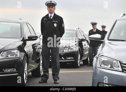 Polizei erhielt feierlich 20 neue Volkswagen Passat, die ermittelt, Securiuty des Straßenverkehrs in der Tschechischen Republik, am 2. April 2012 auf dem Flughafen in Mosnov (300 km östlich von Prag) zu überwachen. (Foto/Jaroslav Ozana CTK) Stockfoto