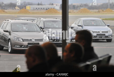 Polizei erhielt feierlich 20 neue Volkswagen Passat, die ermittelt, Securiuty des Straßenverkehrs in der Tschechischen Republik, am 2. April 2012 auf dem Flughafen in Mosnov (300 km östlich von Prag) zu überwachen. (Foto/Jaroslav Ozana CTK) Stockfoto