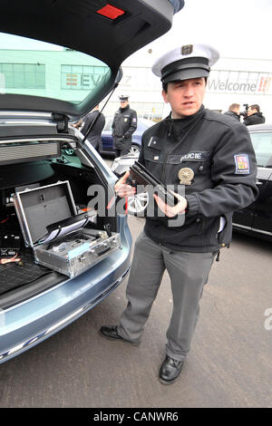 Polizei erhielt feierlich 20 neue Volkswagen Passat, die ermittelt, Securiuty des Straßenverkehrs in der Tschechischen Republik, am 2. April 2012 auf dem Flughafen in Mosnov (300 km östlich von Prag) zu überwachen. (Foto/Jaroslav Ozana CTK) Stockfoto