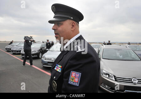 Polizei erhielt feierlich 20 neue Volkswagen Passat, die ermittelt, Securiuty des Straßenverkehrs in der Tschechischen Republik, am 2. April 2012 auf dem Flughafen in Mosnov (300 km östlich von Prag) zu überwachen. Polizeipräsident Petr Lessy. (Foto/Jaroslav Ozana CTK) Stockfoto