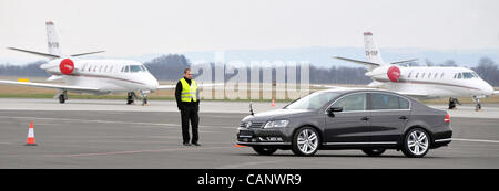 Polizei erhielt feierlich 20 neue Volkswagen Passat, die ermittelt, Securiuty des Straßenverkehrs in der Tschechischen Republik, am 2. April 2012 auf dem Flughafen in Mosnov (300 km östlich von Prag) zu überwachen. (Foto/Jaroslav Ozana CTK) Stockfoto