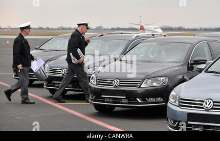 Polizei erhielt feierlich 20 neue Volkswagen Passat, die ermittelt, Securiuty des Straßenverkehrs in der Tschechischen Republik, am 2. April 2012 auf dem Flughafen in Mosnov (300 km östlich von Prag) zu überwachen. (Foto/Jaroslav Ozana CTK) Stockfoto