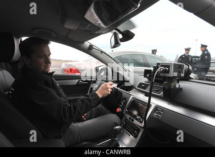 Polizei erhielt feierlich 20 neue Volkswagen Passat, die ermittelt, Securiuty des Straßenverkehrs in der Tschechischen Republik, am 2. April 2012 auf dem Flughafen in Mosnov (300 km östlich von Prag) zu überwachen. (Foto/Jaroslav Ozana CTK) Stockfoto