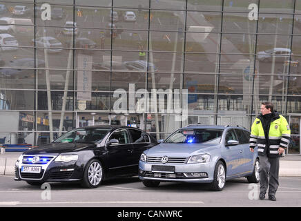 Polizei erhielt feierlich 20 neue Volkswagen Passat, die ermittelt, Securiuty des Straßenverkehrs in der Tschechischen Republik, am 2. April 2012 auf dem Flughafen in Mosnov (300 km östlich von Prag) zu überwachen. Links ist altes Modell, rechts die neue Version. (Foto/Jaroslav Ozana CTK) Stockfoto