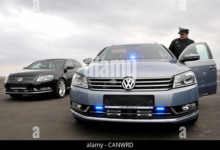 Polizei erhielt feierlich 20 neue Volkswagen Passat, die ermittelt, Securiuty des Straßenverkehrs in der Tschechischen Republik, am 2. April 2012 auf dem Flughafen in Mosnov (300 km östlich von Prag) zu überwachen. (Foto/Jaroslav Ozana CTK) Stockfoto