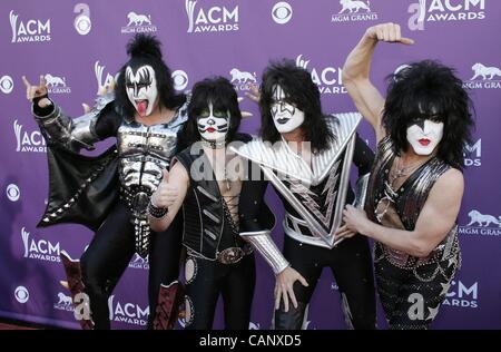 Gene Simmons, Eric Singer, Tommy Thayer, Paul Stanley von Kiss im Ankunftsbereich für 47th Annual Academy of Country Music (ACM) Awards - Ankünfte 2, MGM Grand Garden Arena, Las Vegas, NV 1. April 2012. Foto von: James Atoa/Everett Collection Stockfoto