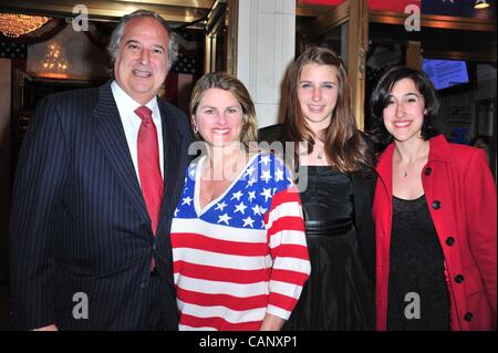 Stewart Lane, Bonnie Comley, Familie in Anwesenheit für THE BEST MAN Premiere am Broadway, die Gerald Schoenfeld Theatre, New York, NY 1. April 2012. Foto von: Gregorio T. Binuya/Everett Collection Stockfoto