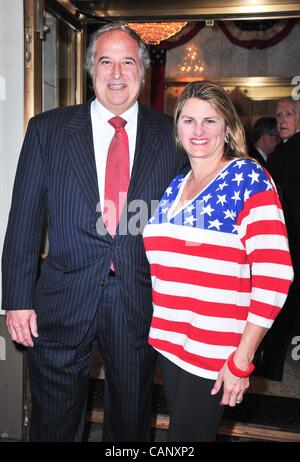 Stewart Lane, Bonnie Comley in Anwesenheit für THE BEST MAN Premiere am Broadway, die Gerald Schoenfeld Theatre, New York, NY 1. April 2012. Foto von: Gregorio T. Binuya/Everett Collection Stockfoto
