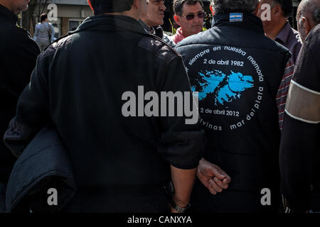 2. April 2012 - Mar Del Plata, Buenos Aires, Argentinien - Veteranen und Anwohner gekleidet in traditioneller Kleidung bezahlen ihren Respekt während einer Gedenkfeier am 30. Jahrestag der Falkland-Inseln / Islas Malvinas Krieg. Ein Streit um die umstrittenen Südatlantischen Inseln wurde in gekämpft. Stockfoto