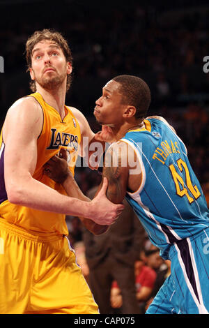 31. Mai 2012 - Los Angeles, Kalifornien, USA - Lakers vorwärts Pau Gasol Kämpfe für Position für den Abpraller gegen Hornissen Lance Thomas während der Los Angeles Lakers 88 - 85 Sieg über den Besuch New Orleans Hornets im Staples Center in Los Angeles, Kalifornien am Samstag, den 31. März weiterleiten, Stockfoto