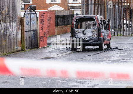 Ein ausgebrannte van ist von der Polizei abgesperrt, nachdem es ein Verbrechen beteiligt war. Stockfoto